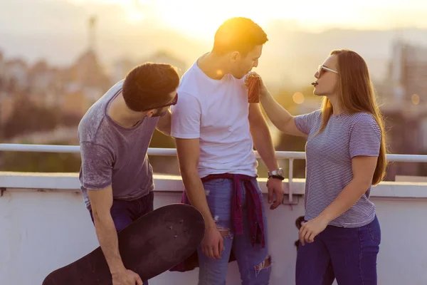 Drei Positive Freunde Unterhalten Sich Auf Dem Dach Beim Schokoladenessen — Stockfoto
