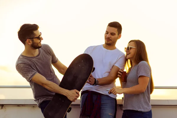 Groupe Amis Qui Amusent Ensemble Sur Toit Bâtiment Coucher Soleil — Photo