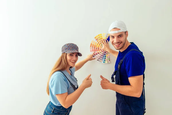 Linda Pareja Joven Está Sonriendo Mientras Sostiene Guía Color Sala —  Fotos de Stock