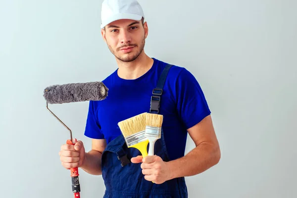 Trabajador Pie Sobre Fondo Blanco Mientras Sostiene Cepillo Para Pintar —  Fotos de Stock