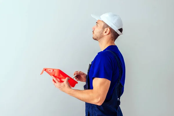 Hombre Adulto Prepararse Para Pintar Habitación Mientras Mezcla Color —  Fotos de Stock