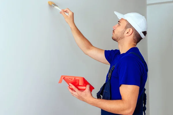 Trabajador Pintando Pared Blanco Con Pincel — Foto de Stock