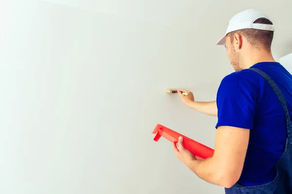 Trabajador Pintura Pared Blanco Con Pincel Sala Estar —  Fotos de Stock