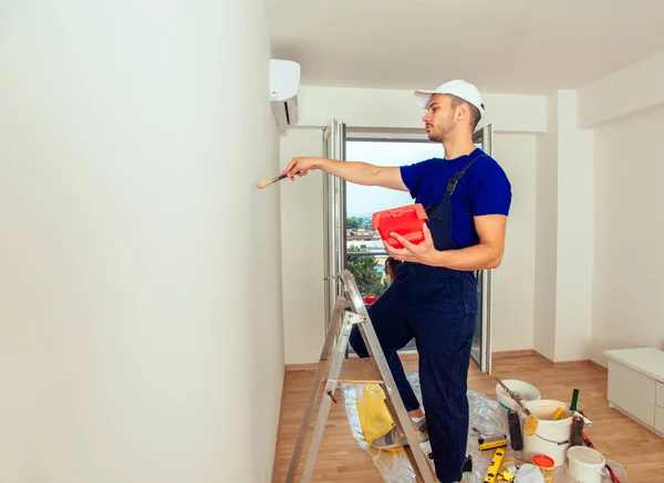 Pintor Trabajo Con Pincel Cubo Una Escala —  Fotos de Stock