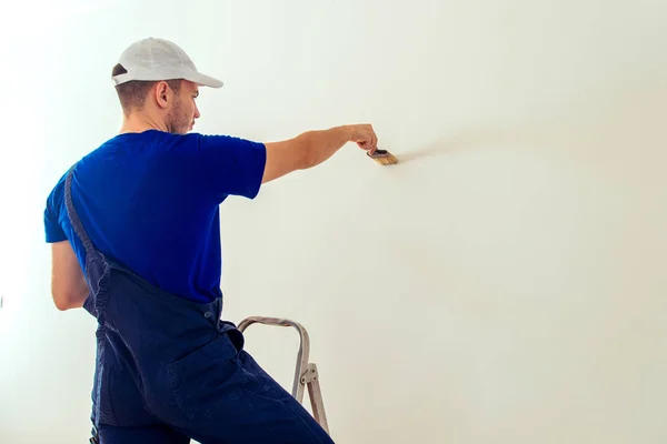 Pintor Hombre Escalera Está Pintando Pared Habitación Blanco Con Pincel — Foto de Stock