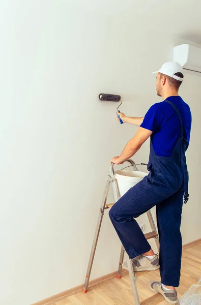 Pintor Hombre Renovar Apartamento Pared Para Colorear Con Rodillo Pintura — Foto de Stock