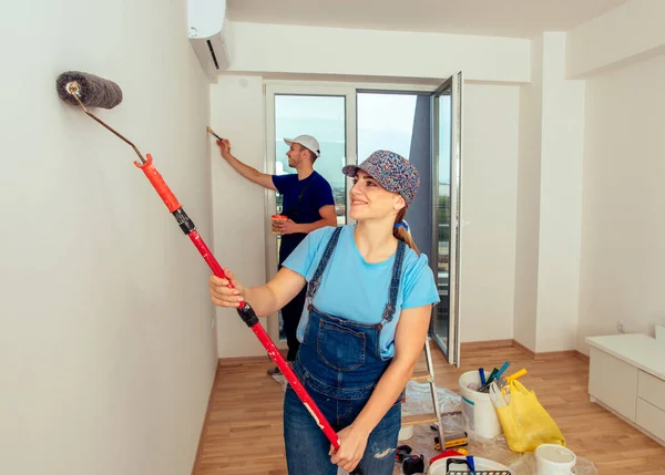 Chica Sonriente Con Pintura Palo Rodillo Para Colorear Pared Blanco —  Fotos de Stock