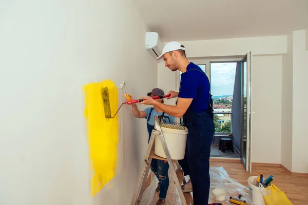 Manliga Och Kvinnliga Med Paint Stick Roller Och Pensel Färg — Stockfoto