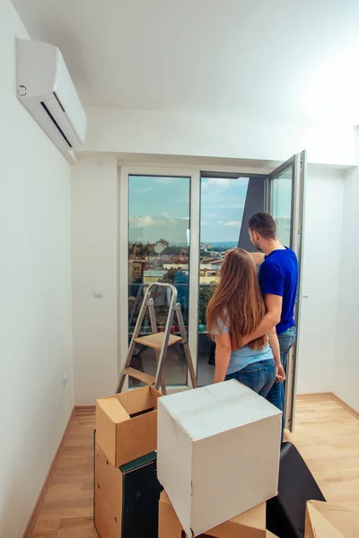 Mann Und Frau Stehen Mit Kartons Neuen Wohnzimmer — Stockfoto