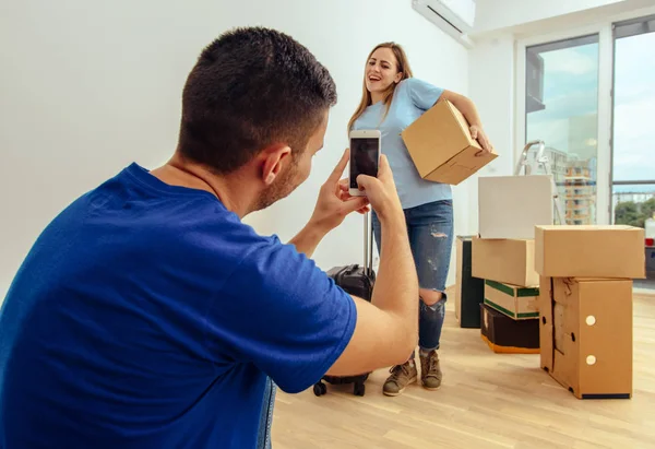 Guy Imaginar Novia Mientras Sostiene Caja Cartón Sala Estar —  Fotos de Stock