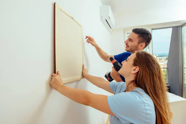 Paar Repariert Und Hängt Bild Hause Die Wand — Stockfoto