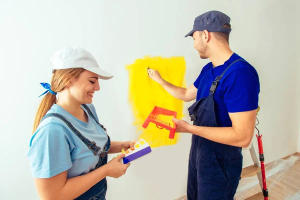 Portrait View Couple Painting Wall Yellow Paintbrush — Stock Photo, Image