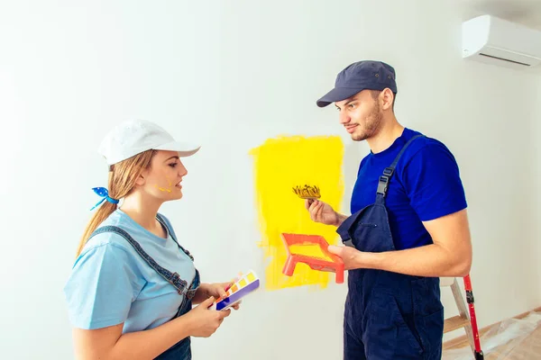 Young Couple Painting Wall Painting Each Other Fun — Stock Photo, Image