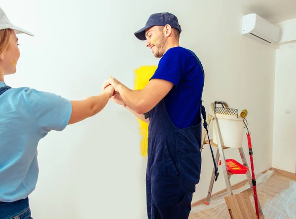 Jovem Casal Pintando Parede Pintando Uns Aos Outros Para Divertir — Fotografia de Stock