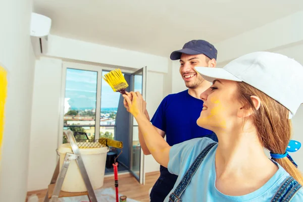 Pareja Joven Pintando Pared Pintándose Mutuamente Para Divertirse —  Fotos de Stock