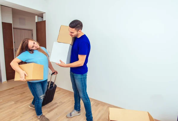 Feliz Pareja Joven Llevando Cajas Cartón Que Mudan Nuevo Hogar —  Fotos de Stock