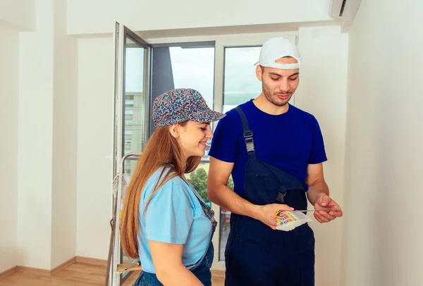 Nettes Junges Paar Lächelt Während Farbführer Wohnzimmer Hält — Stockfoto