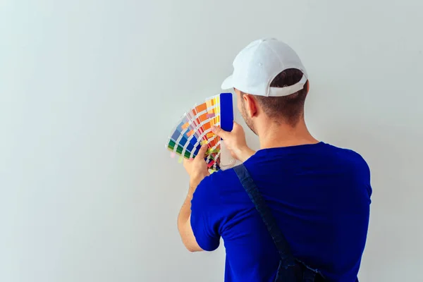 Man Overall Choosing Color Wall — Stock Photo, Image