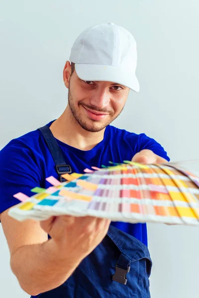 Maler Hält Farbpalette Vor Die Wand — Stockfoto