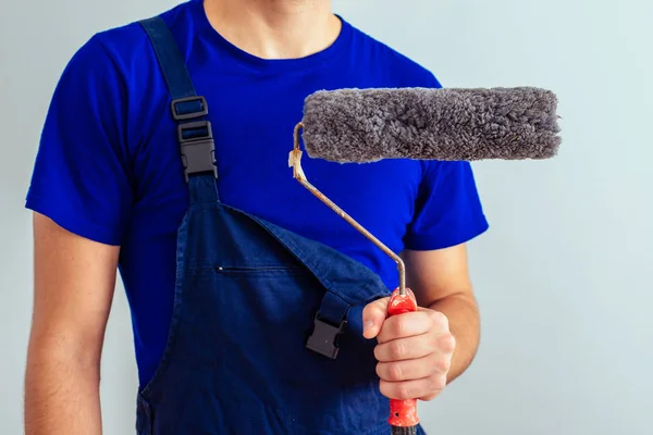 Joven Trabajador Sosteniendo Rodillo Pintura Sobre Fondo Blanco —  Fotos de Stock