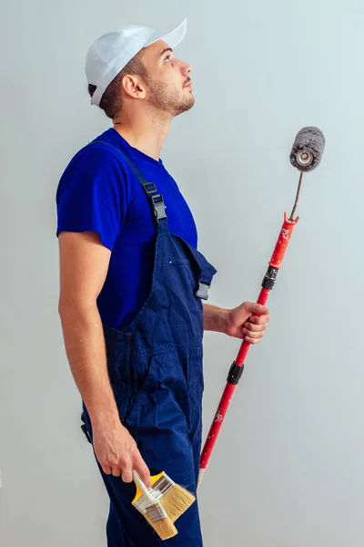 Hombre Sobre Fondo Blanco Sostiene Rodillo Palo Pintura Pinceles Para — Foto de Stock