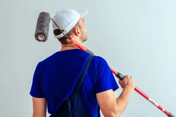 Workman Sostiene Paleta Colores Prepara Para Pintar Pared Con Rodillo —  Fotos de Stock