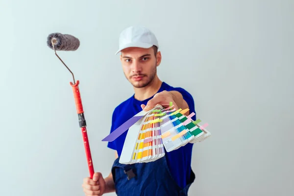 Erwachsener Maler Bereitet Sich Auf Wandbemalung Mit Farbroller Vor — Stockfoto