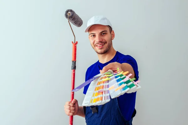 Handwerker Mit Farbpalette Und Vorbereitung Für Wandbemalung Mit Farbwalze — Stockfoto