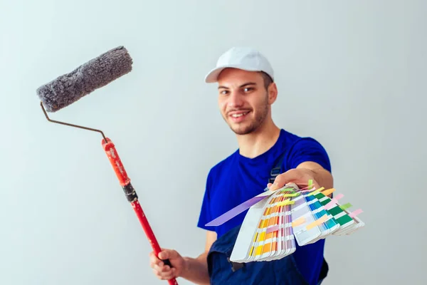 Erwachsener Mann Steht Vorraum Der Weißen Wand Während Farbwalze Und — Stockfoto