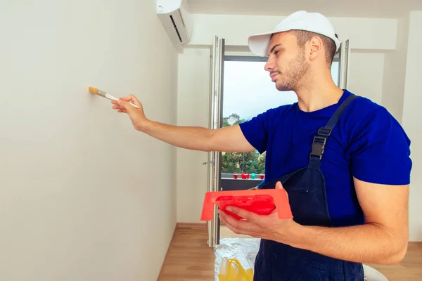 Trabajador Pintando Pared Blanco Con Pincel — Foto de Stock