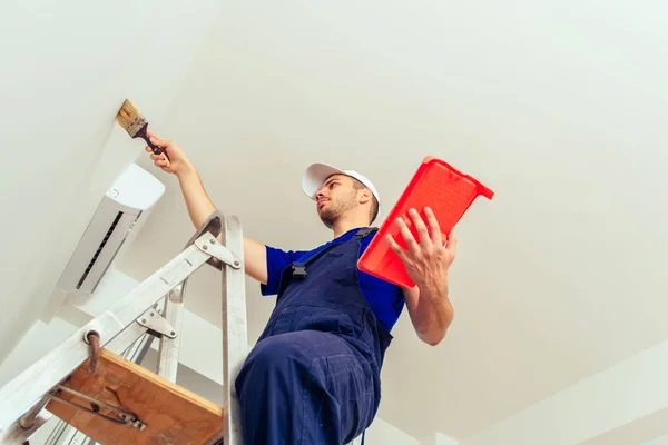 Stilig Workman Stege Målning Vägg Vitt Med Pensel — Stockfoto
