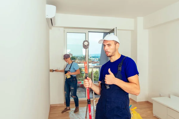 Pareja Cariñosa Pintando Una Habitación Junto Con Rodillo Palo Pintura —  Fotos de Stock