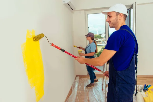 Adorável Casal Fazendo Reforma Casa Com Cor Amarela — Fotografia de Stock