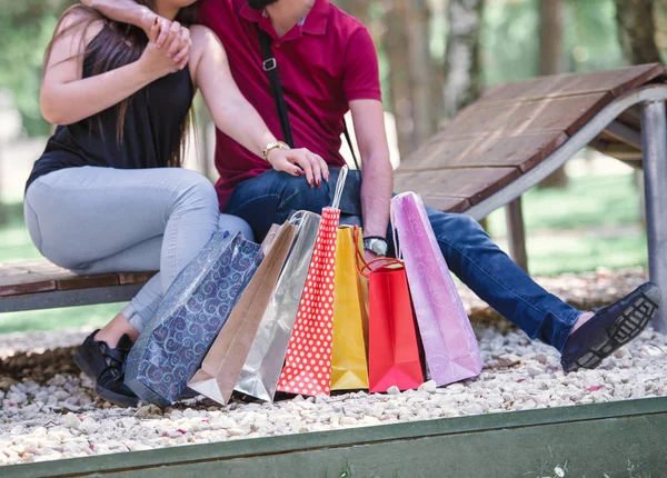 Paar Een Bankje Het Lokale Park Afbouw Genieten Van Het — Stockfoto