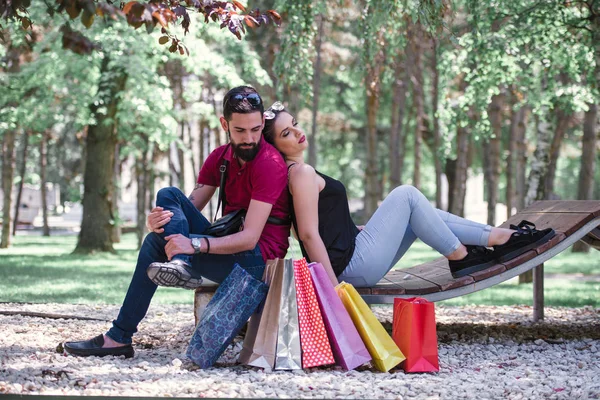 Couple Winding Bench Local Park Enjoying Beautiful Weather — Stock Photo, Image