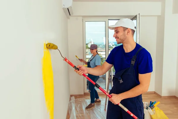 Adorable Pareja Casada Haciendo Cambio Imagen Casa Con Color Amarillo —  Fotos de Stock