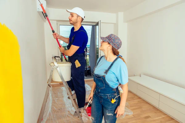 Mannen Dekoratör Färg Vägg Med Gul Färg Stående Stege — Stockfoto