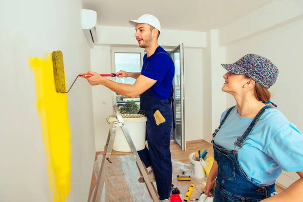 Porträtt Söta Par Samtidigt Renovera Rummet Med Gul Färg — Stockfoto