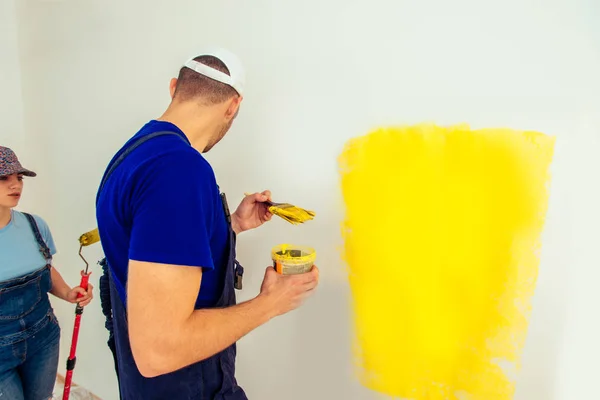 페인트 브러시 페인트 롤러와 노란색 색상에서 스러운 인테리어 — 스톡 사진