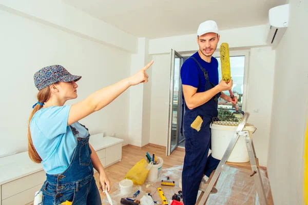 Dulce Pareja Renueva Habitación Mientras Pinta Con Color Amarillo —  Fotos de Stock