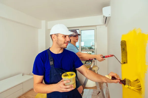 Dulce Pareja Renueva Habitación Con Color Amarillo —  Fotos de Stock