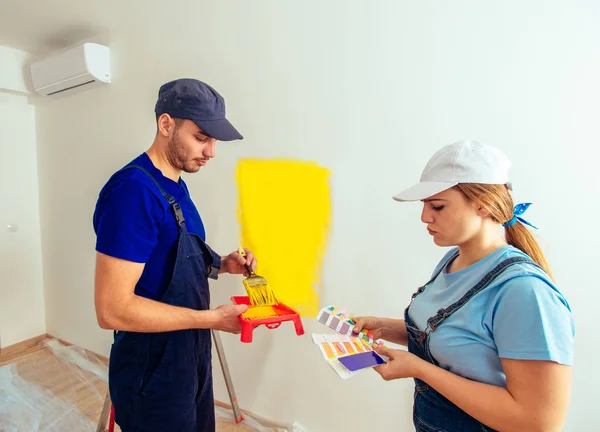 Casal Encantador Pintura Interior Casa Cor Amarela — Fotografia de Stock