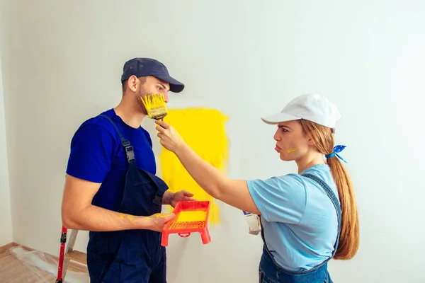 Sweet Married Couple Relaxing While Painting New House — Stock Photo, Image