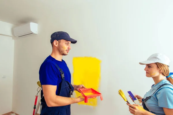 Fresh Coat Paint New Apartment Young Caucasian Couple — Stock Photo, Image