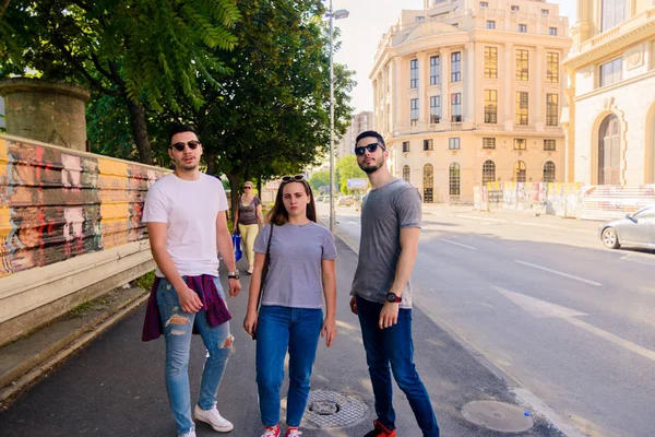 Eine Gruppe Von Freunden Auf Dem Bürgersteig Einem Städtischen Ort — Stockfoto