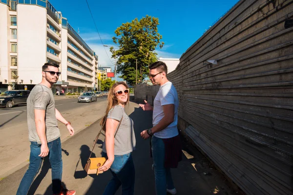 Gruppe Von Freunden Spaziert Die Straße Entlang Und Hat Spaß — Stockfoto