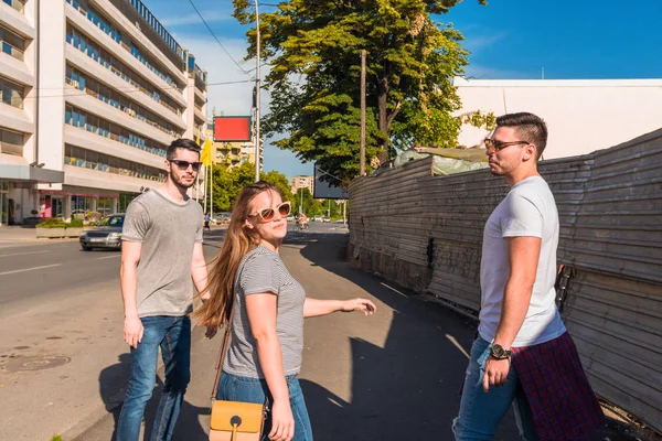 Glückliches Freundschaftskonzept Mit Jungen Menschen Die Gemeinsam Spaß Haben — Stockfoto