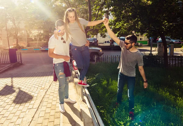 Jóvenes Felices Caminando Por Calle Divirtiéndose —  Fotos de Stock