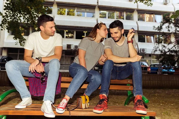 Drei Freunde Unterhalten Sich Bei Sonnigem Wetter Auf Einer Holzbank — Stockfoto