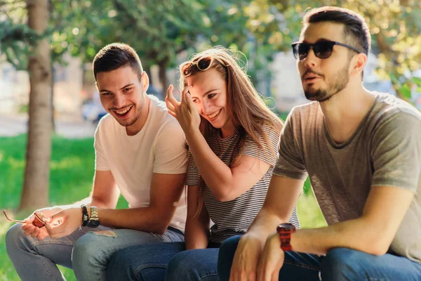 Grupo Amigos Disfrutando Verano Mientras Están Sentados Banco — Foto de Stock